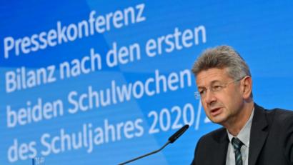 Bild: Peter Kneffel/dpa
Der bayerische Kultusminister Michael Piazolo (Freie Wähler) zieht auf der Pressekonferenz in München Bilanz nach den ersten beiden Schulwochen in der Corona-Krise.