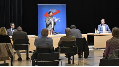 Bild: Petra Hartl
Tobias Peterka (Mitte) war als erster Redner an der Reihe. Nach ihm sprachen am Freitag Wolfgang Wiehle (links) und Martin Sichert (rechts) vor rund 50 Besuchern über die „aktuelle Lage Corona“.