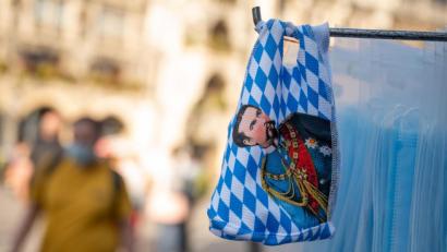 Bild: Peter Kneffel/dpa
Mundnasenschutzmasken mit dem Konterfei König Ludwig II. werden an einem Kiosk vor dem Rathaus am Marienplatz, im Herzen der bayerischen Landeshauptstadt, verkauft.