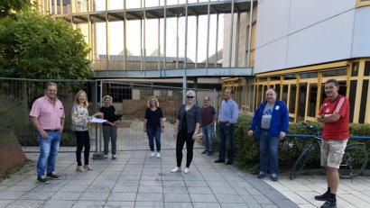 Bild: Katharina Hackl
Die SPD Kümmersbruck mit Peter Karzmarczyk (von links), Fraktionsvorsitzende Veronika Frenzel, Gabi Pilz, Andrea Meier, Lisa Hartinger, Markus Bayer, Richard Gaßner, Hans Hartinger und Reiner Volkert besucht den Hallenbadparkplatz.