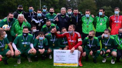 Bild: exb
Torwart und Kapitän Christian Böl (rotes Trikot) zeigt es schwarz auf weiß her: Der FC OVI-Teunz bekommt für den Pokalsieg 1000 und was wohl noch besser ist, darf sich jetzt auf einen namhaften Gegner im Totopokal auf Verbandsebene freuen.