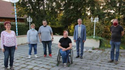 Bild: kro
Der Behindertenbeirat der Stadt Tirschenreuth mit (von links) Petra Reger, Heike Sellner, Erich Sellner, Behindertenbeauftragter Martina Sötje, Bürgermeister Franz Stahl und Rudi Feichtinger. Es fehlten Christa Prauschke, Gabriele Englmann und Susanne Fröhlich-Wagner.
