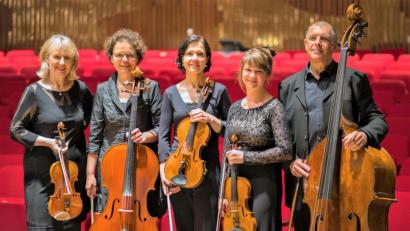 Bild: C. G. Riedel/exb
Das Arte Ensemble mit dem Vohenstraußer Ehepaar Albert und Ute Sommer (Zweite von links) spielt zum 32. Rathauskonzert in Vohenstrauß in einer reinen Streicher-Besetzung.