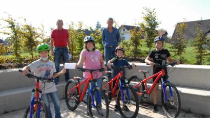 Bild: pop
Der Leiter der Sportarbeitsgemeinschaft (SAG) Radsport, Michael Kirsch (hinten links), und CIS-Vorsitzender Bernd Stief sowie die Schüler John, Valentina, Vincent und Kilian freuen sich über die Kooperation.
