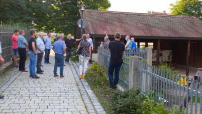 Bild: JOCHEN NEUMANN 
ERBENDORF
Wo heute das Spielehaus des Kindergartens an der Ecke Asylstraße/Frühmeßgasse steht, soll der Neubau für die dritte Gruppe des Kunterbunt-Kindergartens entstehen. Der Bauausschuss machte sich ein Bild vom Standort.