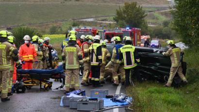 Bild: gf
Ein Unfall hat sich am Samstagvormittag auf der regennasse Europastraße bei Sulzbach-Rosenberg ereignet. Die Feuerwehr schnitt das Dach des Suzuki ab, damit der 67-jährige Fahrer aus dem Landkreis aus seinem Wagen konnte.
