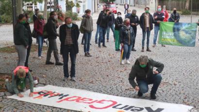 Bild: Hirsch
"Kein Grad weiter": Unter diesem Motto stand die Demonstration auf dem Adolf-Kolping-Platz.