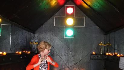 Bild: Wilhelm Koch
Hobbymusikerin Mischa Beha nutzte den Innenraum der Asphaltkapelle als Resonanzkörper für ihr Querflötenkonzert. Die Besucher konnten so Open Air das Konzert genießen.