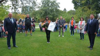 Bild: jr
25. Dienstjubiläum feierte Kinderhausleiterin Susanne Fellner (Dritte von links) im Kinderhaus „Die kleinen Hankerler“. Bei einer kleinen Feier im Garten ließ man sie hochleben. Mit dabei waren (von rechts) Bürgermeister Stefan Grillmeier, die Mitarbeiterinnen Klara Bäcker und Petra Bauernfeind, Personalratsvorsitzender Alfred Mayerhofer, Elternbeiratsvorsitzender Benjamin Rustler und Leonbergs Bürgermeister Johann Burger.