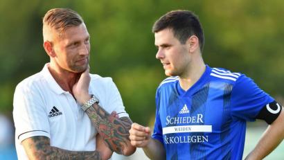 Bild: af
SpVgg-SV-Trainer Andreas Scheler und Kapitän Stefan Graf hätten liebend gerne in Seebarn gespielt. Am Samstagvormittag folgte aber die Absage der Partie.