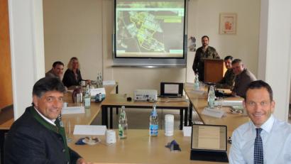Bild: mor
Oberstleutnant Florian Rommel (stehend) stellte dem CSU-Bundestagsabgeordneten Albert Rupprecht und Bürgermeister Edgar Knobloch (vorne von rechts) die Planungen der Bundeswehr vor. Große US-Baumaßnahmen erläuterten auch Howard Johnston und Andrea Hösl(oben links) von der US-Armee Garnison Bavaria.