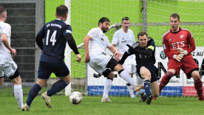 Bild: Gerhard Büttner
Große Versammlung vor dem Kulmainer Tor: Der Weidener Chousein Chousein (Mitte) versucht das Leder ins Gehäuse zu bugsieren, Maximilian Kastner (Zweiter von rechts) und Torwart Andreas Haberkorn (rechts) vom SV Kulmain haben etwas dagegen. Die SpVgg SV Weiden II gewann die Bezirksligapartie durch einen Treffer in der Nachspielzeit mit 1:0.