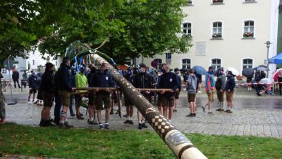 Bild: hm
Mit entsprechender men-power wurde der Kirwabaum hochgehievt