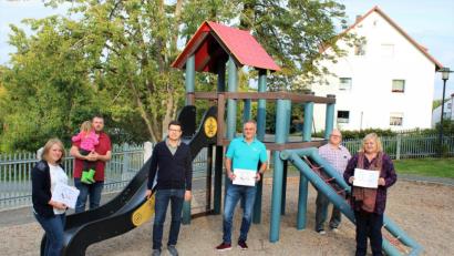 Bild: Carolin Böckl/exb
Familienbeauftragte Kathrin Götzl, Stadtrat Josef Bollmann, CSU-Fraktionssprecher Dominik Vollath, Stadtrat Robert Bayer und Christa Schleyer schauten sich auch den beliebtesten Spielplatz im Stadtpark an.