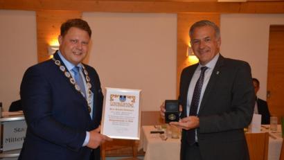 Bild: jr
18 Jahre lang prägte Roland Grillmeier (rechts) die Stadt Mitterteich als Bürgermeister. Dafür dankte jetzt sein Nachfolger Stefan Grillmeier mit der Verleihung der Bürgermedaille in Gold.