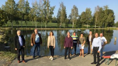 Bild: A. Klupp/exb
Info-Besuch von Bezirksrätin Tanja Schweiger: Von links Bernhard Feneis (Präsident Verband der Deutschen Binnenfischerei), Hans Burger, Tanja Schweiger, Hans Klupp, Klaus Bächer (Vorsitzender Fischerzeugerring), Manuela Bächer, Alfons Stock (BBV), Ely Eibisch (stellvertretender Bezirkspräsident BBV), Wolfgang Stock.