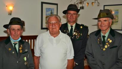 Bild: ker
Willi Aures (links), Schützenmeister Helmut Sperber (Dritter von links) und Hans Sperber (rechts) gratulieren Peter Grünthaler zum 90. Geburtstag.