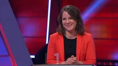 Bild: SWR
Johanna Foitzik in der SWR-Rateshow "Sag die Wahrheit". Prominente mussten herausfinden, wer von drei Kandidaten tatsächlich Geschäftsführerin eines Luftmuseums ist.