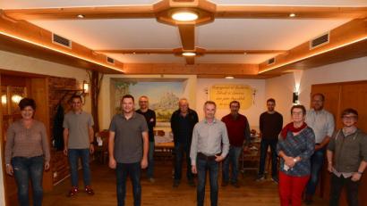 Bild: bey
Die Mitglieder des SPD-Ortsvereins vertrauen künftig auf Vorsitzende Elke Beßenreuther, 2. Vorsitzenden Christoph Witt, Kassier Johannes Kick und Schriftführerin Karl Alwang (vorne, von links) , auf Organisationsleiter Georg Janner, Bildungsbeauftragten Harald Krämer, die Beisitzer Dieter Menzel, Herbert Simmerl, Daniel Kick (hinten, von von links) und Michael Kick (ganz rechts). Über die Wahl freute sich auch Schwarzenbachs Bürgermeister Thorsten Hallmann.