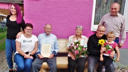 Bild: jml
Bürgermester Gerhard List (rechts) gratuliert Robert und Helga Wipauer zum goldenen Ehejubiläum mit Urkunde und Blumenstrauß.