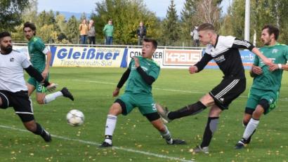 Bild: gb
Der SV Plößberg gewann das Verfolgerduell der Kreisliga Nord gegen den FC Weiden-Ost mit 1:0. In dieser Szene zieht Mirko Griesbeck (Zweiter von rechts) ab, doch Gästekeeper Mert Selvi pariert.