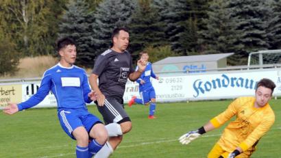 Bild: heh
Der TSV Konnersreuth und die SG SV Mitterteich II/SV Steinmühle I trennten sich am Sonntag 1:1. Hier scheitert der Konnersreuther Max Hecht (links), verfolgt von Andreas Gradl, an SG-Torwart Michael Schultes.