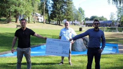 Bild: soj
Im Freibad Selingau nahm Bürgermeister Wolfgang Söllner aus den Händen von Marco Kellner (vorne von links) und Egid Kellner vom gleichnamigen Möbelhaus den Spendenscheck in Höhe von 10 000 Euro entgegen.