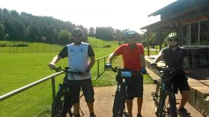 Bild: lei
Von links Markus Herbst mit Günther Pilhofer und dessen Sohn Maximilian Pilhofer.