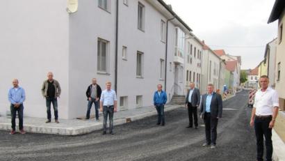 Bild: fg
Der Bauausschuss (rechts Bürgermeister Hermann Falk) überzeugte sich vom guten Baufortschritt in der Postgasse. Die Pflasterung hat begonnen, heuer soll die Maßnahme zumindest großenteils beendet werden.