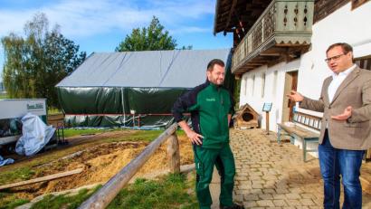 Bild: Hösamer
Museumsleiter Dr. Tobias Hammerl (von rechts) und Marcus Römer besprechen die weiteren Schritte in Waldlerdorf.