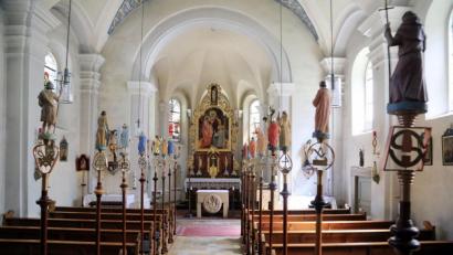 Bild: Gerhard Götz
St. Sebastian ist neben Schüler- und Hochzeitskirche vor allem auch die Handwerkerkirche in der Stadt. Davon zeugen die hier verwahrten Zunftstangen. Allerdings ist die Kirche derzeit meist verschlossen. Und an die nötige Innensanierung ist derzeit nicht zu denken. Die Außensanierung ist abgeschlossen.