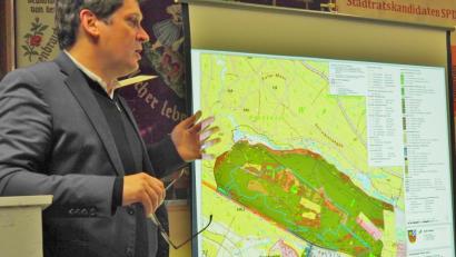 Archivbild: Bühner
Ausführlich erläuterte schon im Februar Baudezernent Oliver Seidel bei einer SPD-Versammlung die Hürden, die beim Industriegebiet West noch zu überwinden sind.