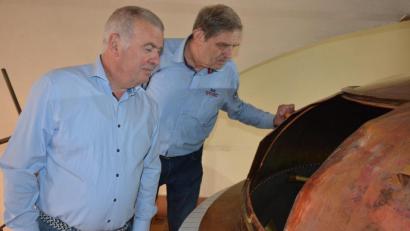 Bild: jr
Interessiert schauen die beiden Mitterteicher Zoiglwirte Willi Oppl (links) und Hans Lugert in den Maischebottich, dort wo der köstliche Mitterteicher Zoigl hergestellt wird. Gebraut wird im Kommunbrauhaus der Stadt Mitterteich