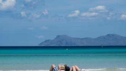 Bild: Julian Stratenschulte/dpa
Ab in den warmen Süden im Winter? Jens Spahn rät dringend von unnötigen Auslandsreisen ab, Die Gefahr einer Corona-Infektion sei zu groß.