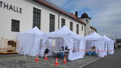 Bild: jr
Gestern Montag war die Corona-Teststation bei der Stadthalle in Waldsassen aufgebaut, von 12 bis 20 Uhr wurden Menschen getestet.