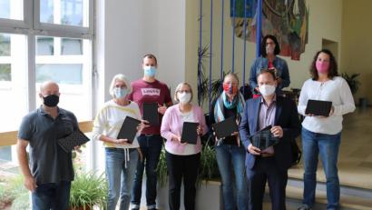 Bild: Gemeinde Speichersdorf/exb
Tobias Steuer (Dritter von links) übergab die Geräte an Informatiklehrer Silvio Schömann, Grundschullehrerin Marion Pfeifer, Rektorin Hedwig Forster, Grundschullehrerin Ulrike Keck, Bürgermeister Christian Porsch, Konrektorin Marion Vogel und die EDV-Beauftragte der Gemeinde Speichersdorf, Kämmerin Michaela Hösl (von links).