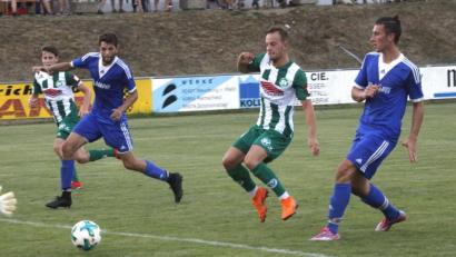 Bild: Hirsch
Die Fußballer des SV Schwarzhofen (blaue Trikots) können derzeit ihrem Hobby nicht nachgehen.