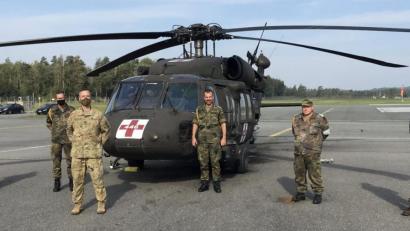Bild: mor
Stabsfeldwebel Norbert Prediger (Dritter von rechts) organisierte die "Spieße"-Tagung in Grafenwöhr. Auf dem Airfield wurden die Kompaniefeldwebel in die Aufgaben der amerikanischen Rettungsfliegerstaffel eingewiesen.