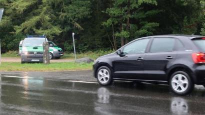Bild: Hirsch
Die Kontrollaktion der Polizei war wenig ergiebig: Der Dauerregen zwang die Autofahrer zum langsam Fahren.
