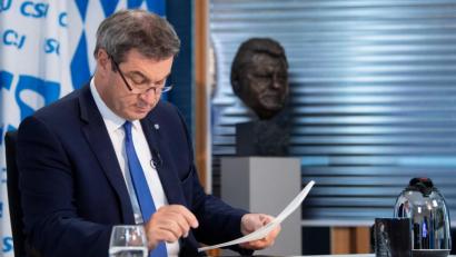 Bild: Sven Hoppe
Markus Söder (CSU), Parteivorsitzender und Ministerpräsident von Bayern, sitzt beim virtuellen Parteitag vor seiner Rede in seinem Büro in der CSU-Landesleitung. Auf seinem Schreibtisch steht eine Tasse mit der Aufschrift "Winter is coming/Winter is here· und einem Motiv aus der Fernsehserie "Game of Thrones".