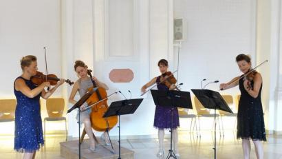 Bild: Johannes Röttges/exb
Die "Ladystrings" beim Konzert des Waldsassener Kammermusikkreises in der Aula des Klosters: von links Charlotte Balle, Maria Friedrich, Dorothea Galler und Lisa Barry.