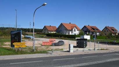 Bild: gf
Das Gelände der ehemaligen Gaststätte Drei Mohren wird wohl auf absehbare Zeit brach liegen, nachdem der Investor seine bisherigen Pläne aufgegeben hat.