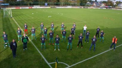 Bild: jr
Die Landesligafußballer des SV Mitterteich tragen zum Aufwärmen T-Shirts mit dem Slogan "#mitterteichhältzam". Für diese Geste des Zusammenhalts bedankten sich Bürgermeister Stefan Grillmeier (Zweiter von links) und die Initiatoren der T-Shirt-Aktion, Natalie Wölfl (Fünfter von rechts) und Robert Hoyer (Vierter von rechts), bei der ganzen Mannschaft und dem SV-Vorsitzenden Roland Eckert (rechts).