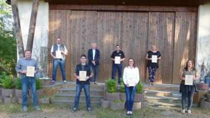 Bild: bk
BLSV-Kreisvorsitzender Ernst Werner ehrt mit Hans und Matthias Wolfram, Bernd Heibl, Gerhard Lehner, Andrea Wolfram, Karin Bertl und Gudrun Heibl (von links) sieben verdiente, fast ausschließlich Gründungsmitglieder der „Hüttenjäger“.