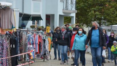 Bild: jr
Maskenpflicht herrschte am Sonntag auf dem Michaelimarkt in Mitterteich.