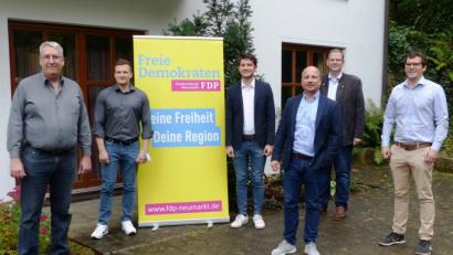 Bild: jp
Die Kandidaten für die Bundestagswahl 2021 und die Delegierten für die Landesvertreterversammlung der FDP des Wahlkreises 232 Amberg-Neumarkt (von links): Jens Rohn, Amberg, Sascha Renner, Velburg, Nils Gründer, Bundestagskandidat aus Neumarkt, Enrico Pomsel, Neumarkt, Kreisvorsitzender
MdB Ulrich Lechte, Regensburg und Kilian Taubmann, Edelsfeld.