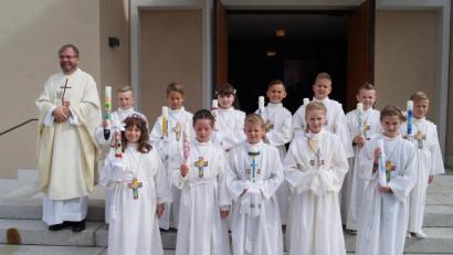 Bild: du
Pfarrer Thomas Stohldreier freut sich nach dem Gottesdienst mit den zwölf Schirmitzer Erstkommunikanten.