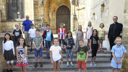 Bild: Hartl
Ein gemeinsames Bild aller Erstkommunikanten von St. Martin in liturgischen Gewändern war heuer nicht möglich. Das Gruppenfoto mit Pfarrer Thomas Helm (zweite Reihe, rechts) und Diakon Richard Sellmeyer (hinten, links) entstand eine Woche vorher auf der Treppe neben der Sakristei.