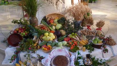 Bild: mng
Mit dem Erntedankfest erinnern Christen an den engen Zusammenhang von Mensch und Natur. Gott für die Ernte zu danken, gehört zu allen Zeiten zu den religiösen Grundbedürfnissen. Traditionell werden in den Pfarrgemeinden die Altäre zum Abschluss der Ernte mit Feldfrüchten festlich geschmückt.
