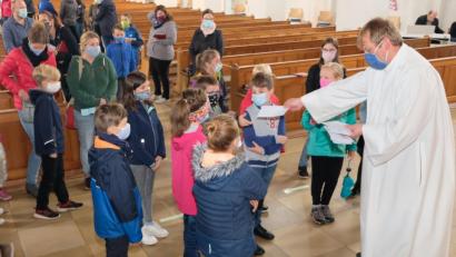 Bild: mab
Persönliche Glückwunschbriefe des Bürgermeisters erhielten die Kommunionkinder des Jahres 2020 im Anschluss an die Dankandacht.